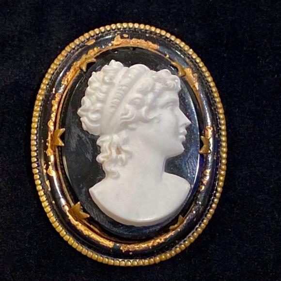 N19-1940's Victorian Revival Black & White Glass & Brass Cameo Brooch - Picture 2 of 7